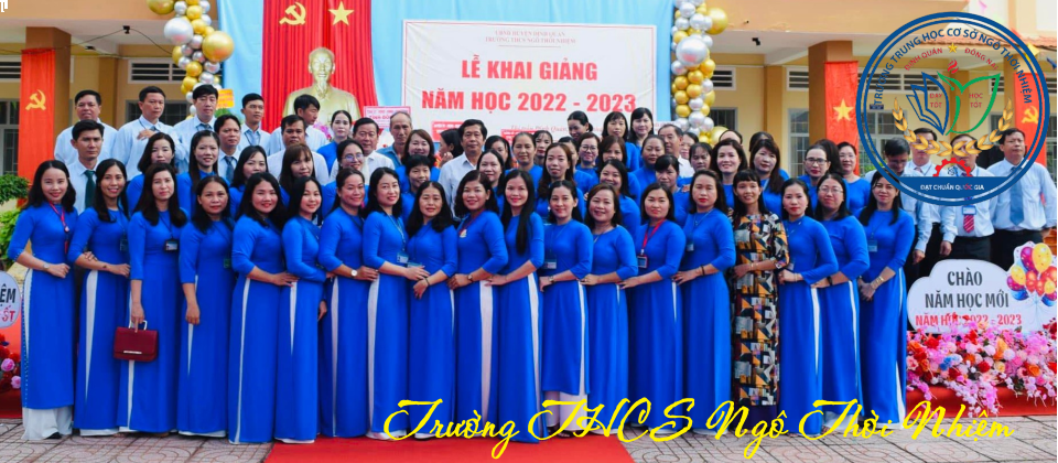 Tập thể sư phạm nhà trường chụp ảnh lưu niệm&nbsp;